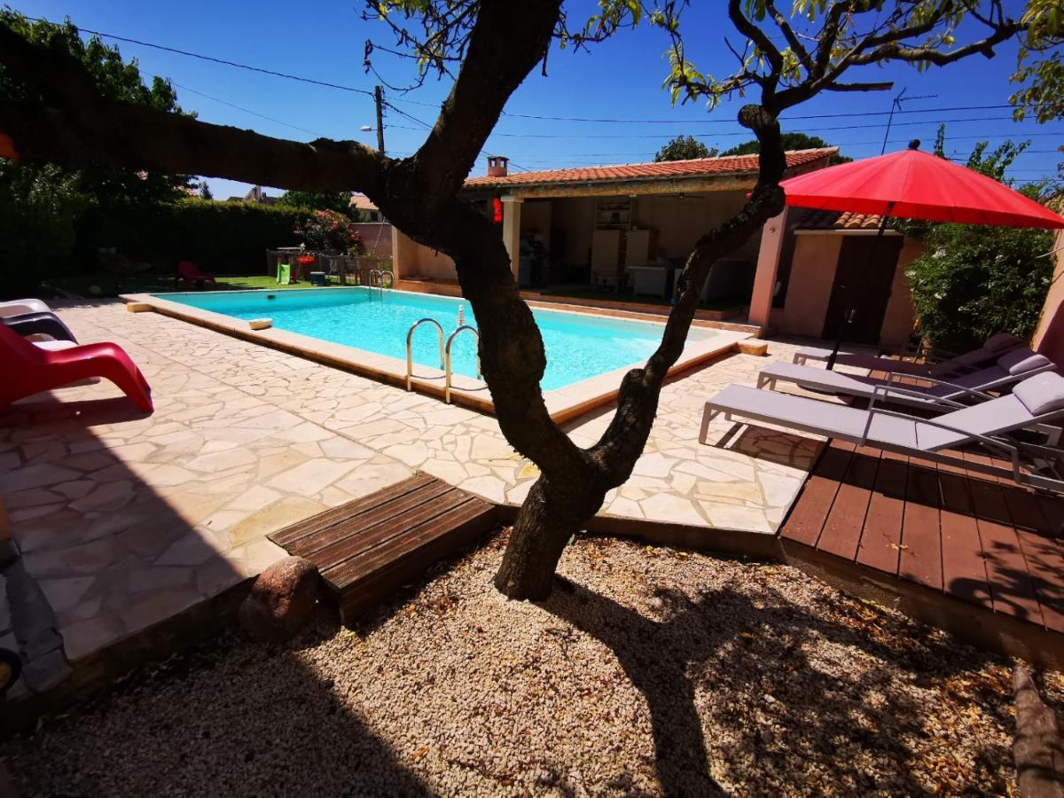 joli appartement indépendant avec piscine chauffée chez propriétaire Bernis Extérieur photo