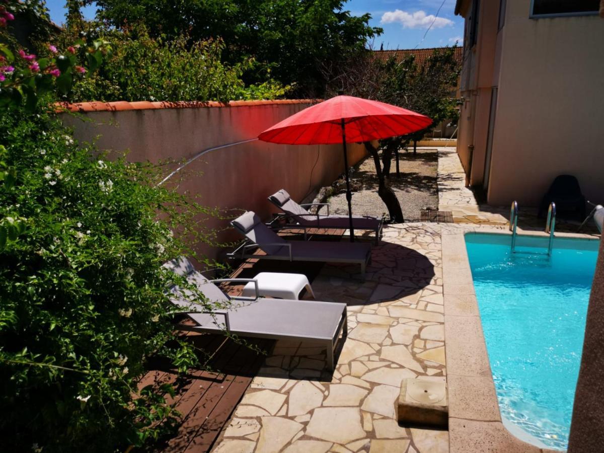 joli appartement indépendant avec piscine chauffée chez propriétaire Bernis Extérieur photo
