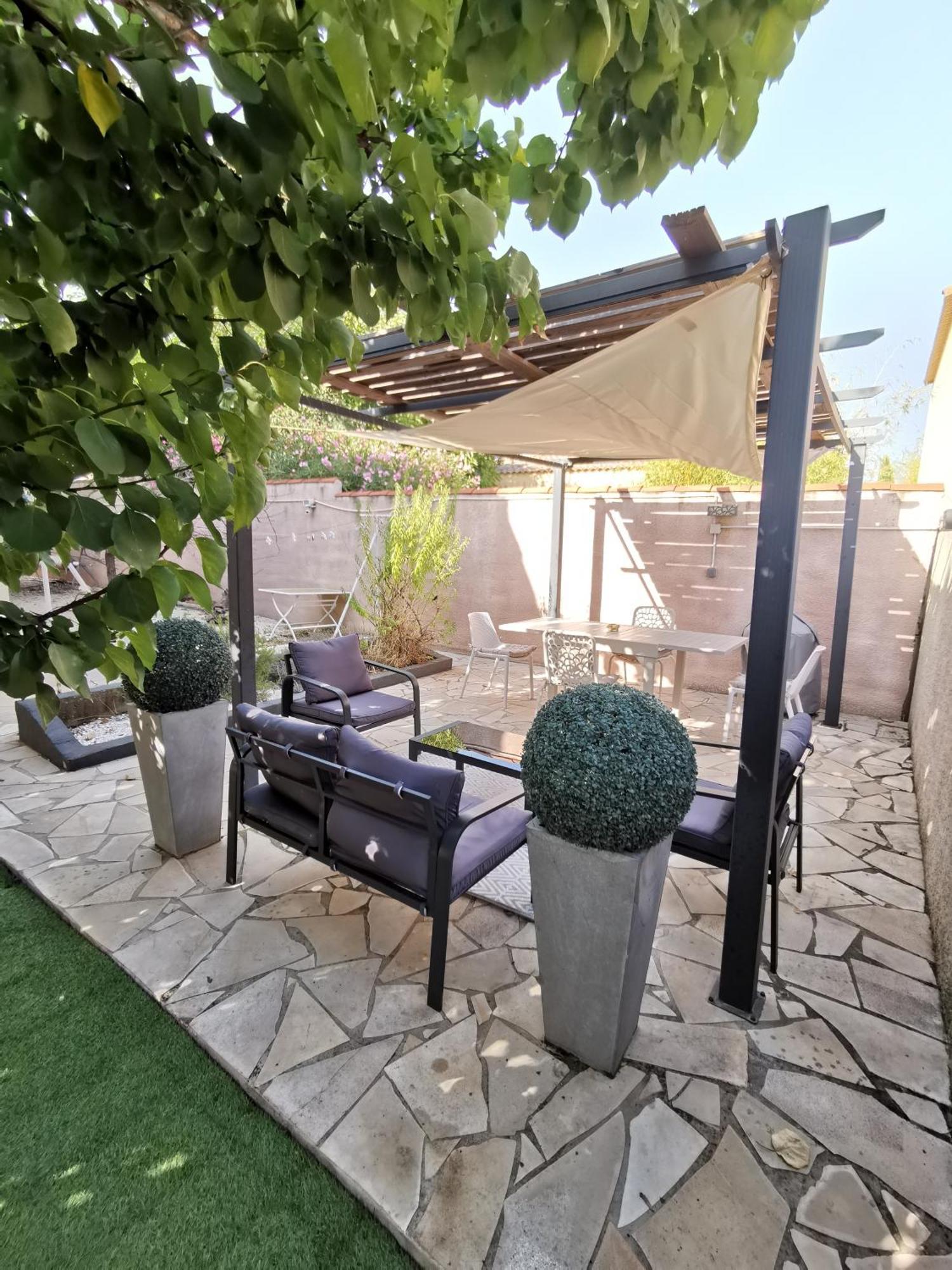 joli appartement indépendant avec piscine chauffée chez propriétaire Bernis Extérieur photo
